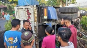 Tertimpa Dump Truk Pengendara Motor Tewas Di TKP
