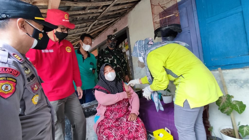 Percepat Herd Immunity, BIN Gelar Vaksinasi Door to Door Hingga Pelosok Desa