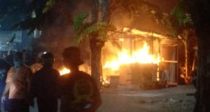 Isi Bensin Sambil Merokok, Motor di Surabaya Ludes Terbakar