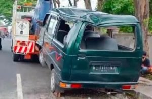 Kecelakaan Tunggal Mobil Minibus Suzuki Futura Satu Orang Tewas