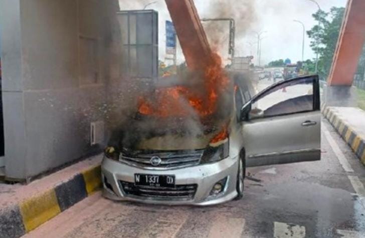 bobil terbakar, tol jombang - mojokerto, mojokerto