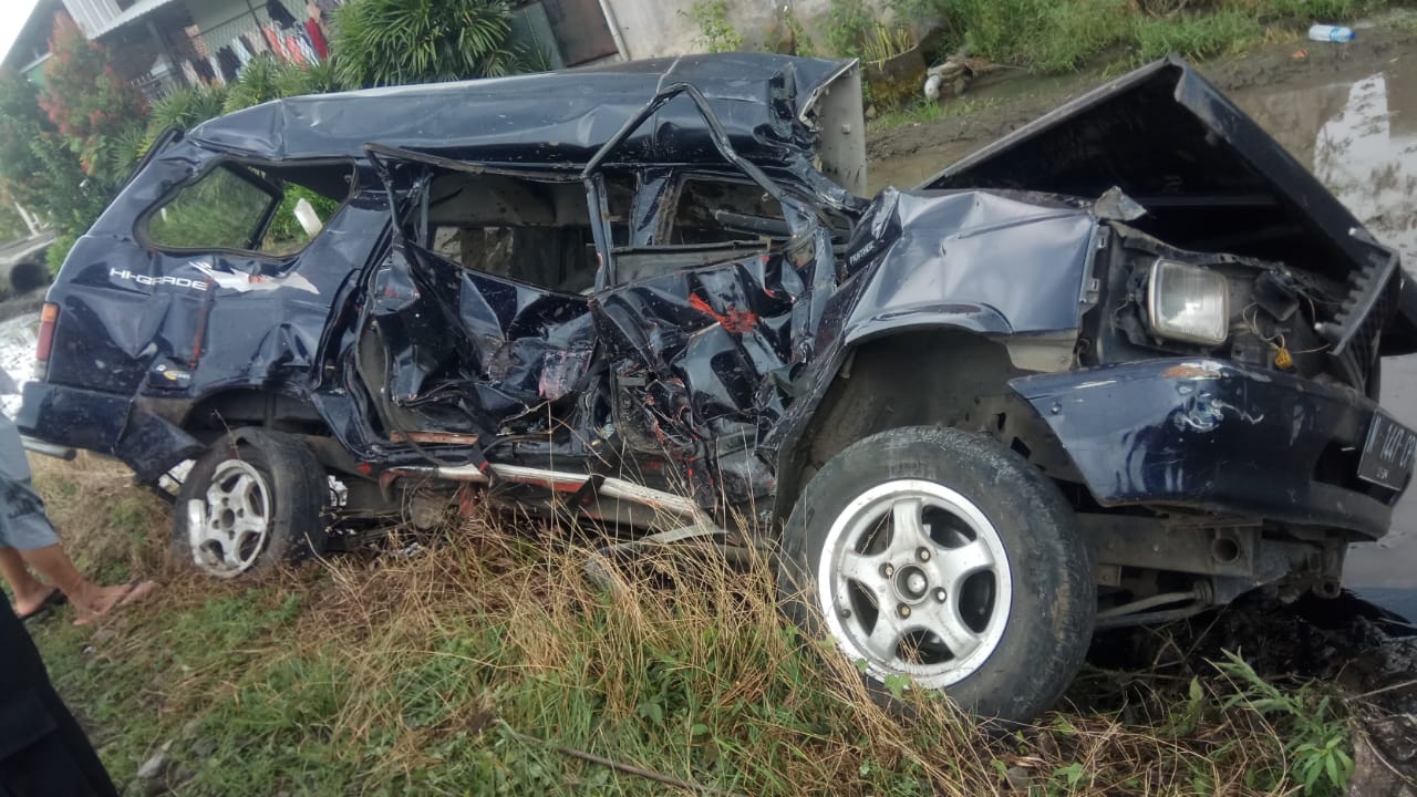 mobil tertabrak kereta api