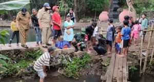 Penemuan Mayat Bayi Dikira Boneka di Sungai Sumber Gentong Gegerkan Warga