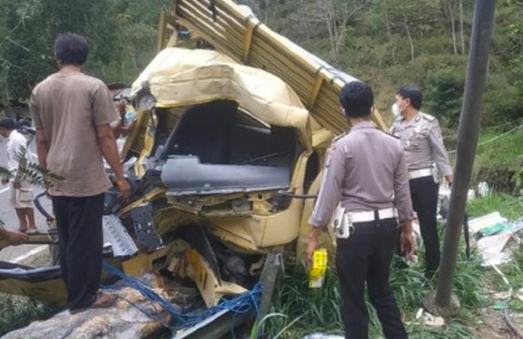 Truk Menabrak Pohon, Jalur Pacitan - Ponorogo, kecelakaan pacitan