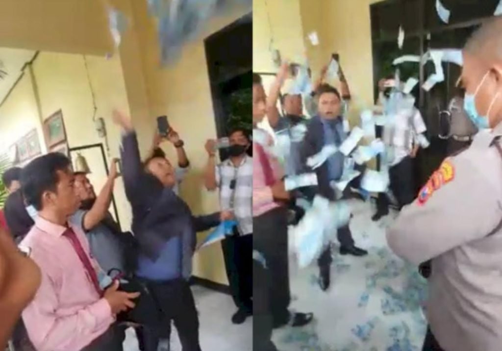 Aksi Nekat Hamburkan Uang Puluhan Juta di depan Mapolsek Kota Banyuwangi, Pengacara Ini Mendadak Viral