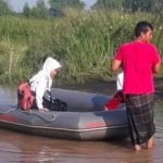 Dua kecamatan di Pasuruan Terendam Banjir, Anak - Anak Brangkat Sekolah Dengan Perahu Karet