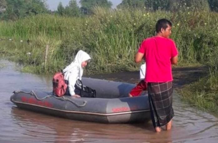 Dua kecamatan di Pasuruan Terendam Banjir, Anak - Anak Brangkat Sekolah Dengan Perahu Karet