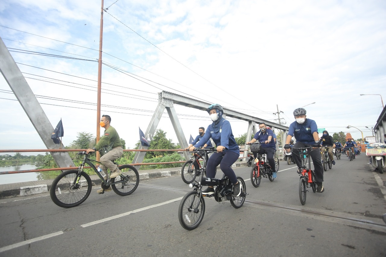 Peringati HKN Ke-57 Menuju Sehat Negeriku Tumbuh Indonesiaku, Ning Ita Gowes Bareng Forkopimda