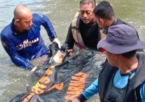 Mencari Iphone 12 Berujung Maut , Remaja Ini Tewas Tenggelam Di Sungai Kalimas