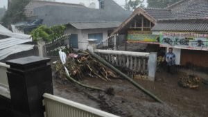 Banjir Bandang Melanda Kota Batu, Derasnya Air Bikin Ngeri