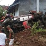 Truk terguling, truk tabrak rumah warga, trawas, mojokerto