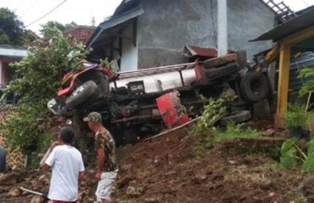 Truk terguling, truk tabrak rumah warga, trawas, mojokerto