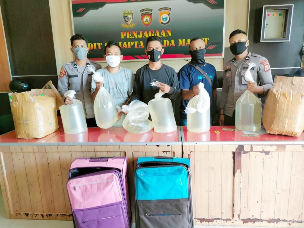 Polisi Temukan Sejumlah Miras Jenis Cap Tikus Di KM Labobar