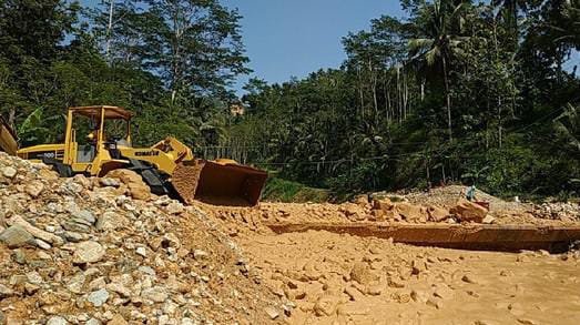 Akses Dua Desa di Pacitan Tertutup, Banjir Batu, pacitan