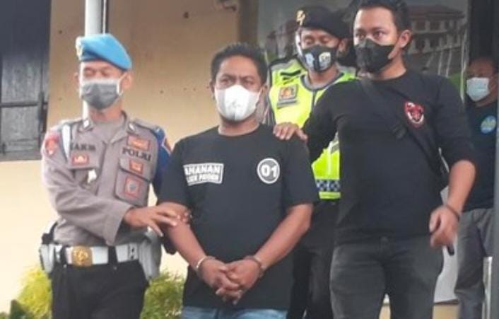 Pelaku Penusukan, Surabaya, Vila Tretes