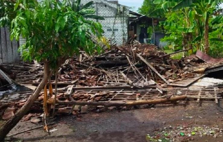 Hujan Disertai Angin Kencang, Rumah Roboh, Lamongan