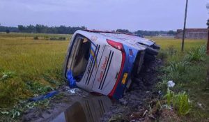 Diduga Ugal Ugalan Bus Sugeng Rahayu di Nganjuk Nyungsep Diselokan
