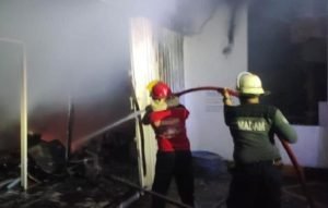 Sebuah Minimarket Yang Tutup Di Lamongan, Ludes Terbakar