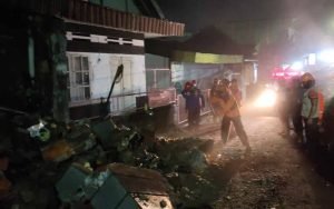 Tembok Roboh di Kota Malang, Timpa Pemotor Saat Melintas