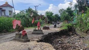 Jalan Di Ponorogo Ambrol Dijaga Tiga Batu Nisan, Bikin Ngeri