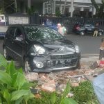 Mobil tabrak pagar, Bundaran Tugu Balai Kota Malang, Daihatsu Ayla Ringsek