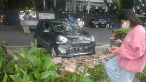 Tabrak Pagar Bundaran Tugu Depan Balai Kota Malang Daihatsu Ayla Ringsek