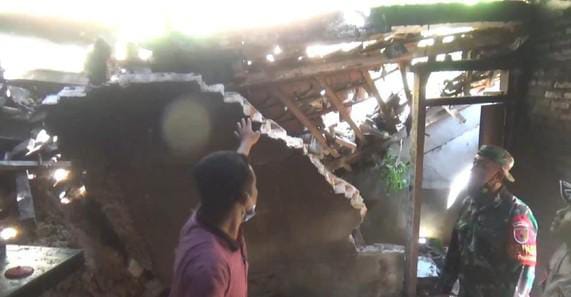 Longsor di Trenggalek Rusak Rumah Hingga Tembok Ambrol