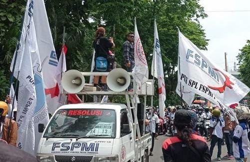 UMP Buruh Murah, FSPMI Demo, Grahadi Surabaya