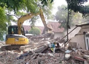 Tertibkan Kawasan Pengembangan Stasiun, 15 Bangunan Liar Dibongkar