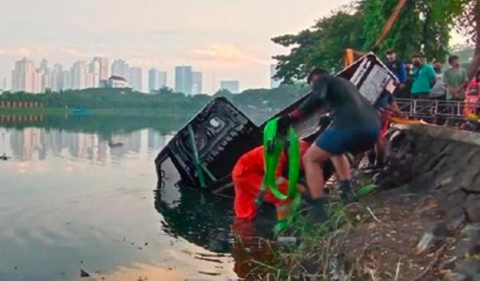 Kronologi Mobil Pickup Tercebur Di Danau, Unesa