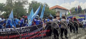 Ribuan Petugas Disiapkan Untuk Mengawal Aksi Demo Buruh Di Surabaya