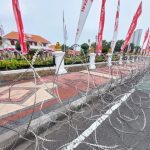 Antisipasi Demo Buruh, Gedung Negara Grahadi Surabaya Dikelilingi Kawat Berduri