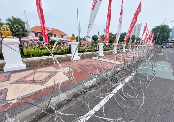 Antisipasi Demo Buruh, Gedung Negara Grahadi Surabaya Dikelilingi Kawat Berduri