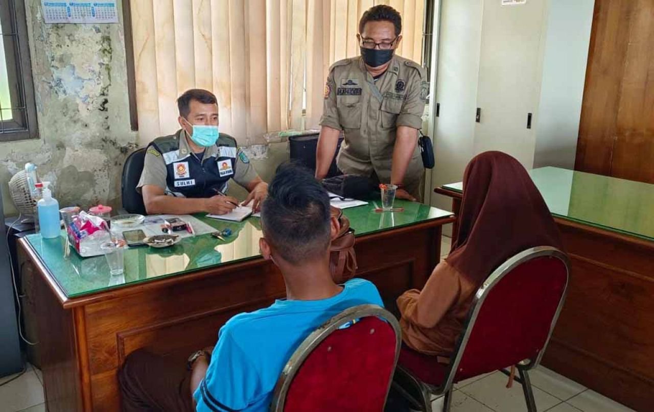 Asyik Mesum di Lapangan, Dua Remaja SMA kena Grebek Warga