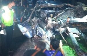 Mobil Honda Civic Dan Truk Kecelakaan Satu Orang Kritis