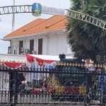 Antisipasi Demo Buruh Gedung Grahadi Kembali Dikelilingi Kawat Berduri