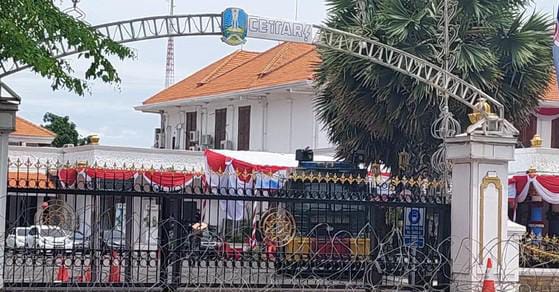 Antisipasi Demo Buruh Gedung Grahadi Kembali Dikelilingi Kawat Berduri
