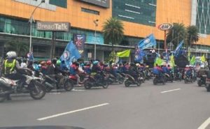 Buruh Kembali Gerudug Gedung Grahadi Surabaya