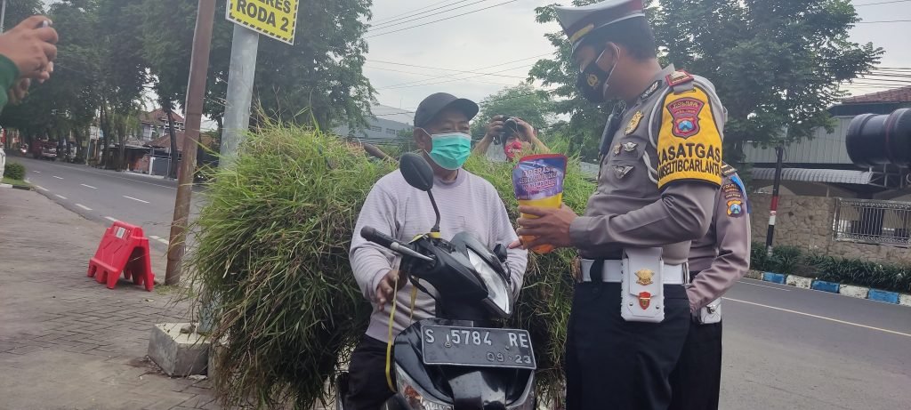Asiknya Polisi, Operasi Zebra Semeru 2021 Meski Langgar Lalu lintas Tetap Dapat Minyak Goreng