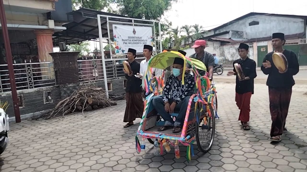 Kembalikan Formulir Pendaftaran Ketua PWI Mojokerto, Cak Amin Jtv Naik Becak Hilangkan Kesan Elitis