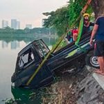 Mobil Pickup Tercebur Di Danau Depan Unesa, Satu Orang Tewas