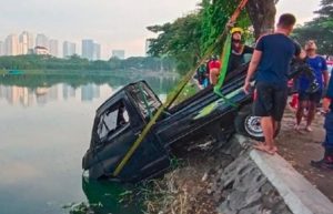 Mobil Pickup Tercebur Di Danau Depan Unesa, Satu Orang Tewas