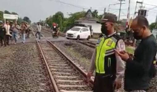 pria tewas, tertabrak kereta api, jombang