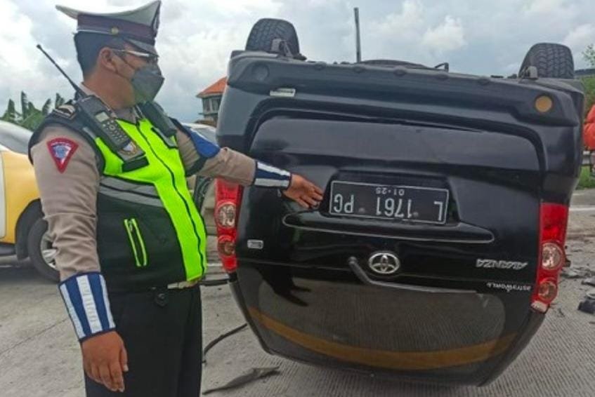 Mobil Avanza Terbalik, Tol Gempol - Pasuruan