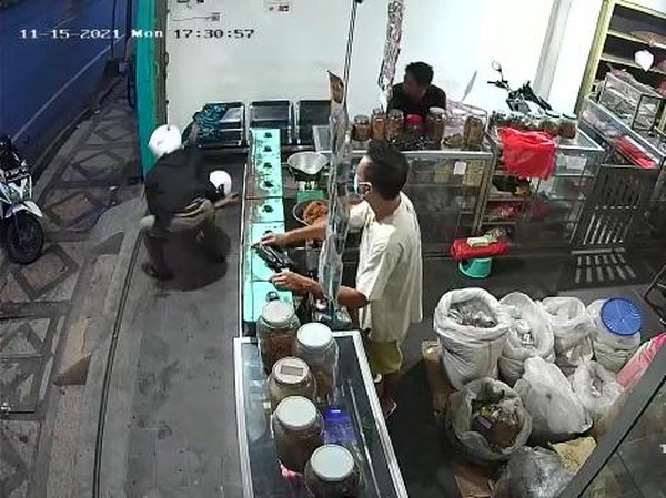 penusukan, toko tembakau, pasuruan
