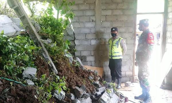 Tebing longsor Setinggi 10 Meter, Rumah di Trenggalek Rusak Parah