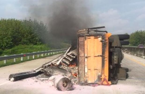 truk terbakar, tol ngawi