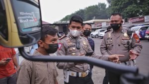 Video Viral Aksi Bahaya Truk Tangki Oleng di Pungging, Berakhir Ditilang Pak Polisi