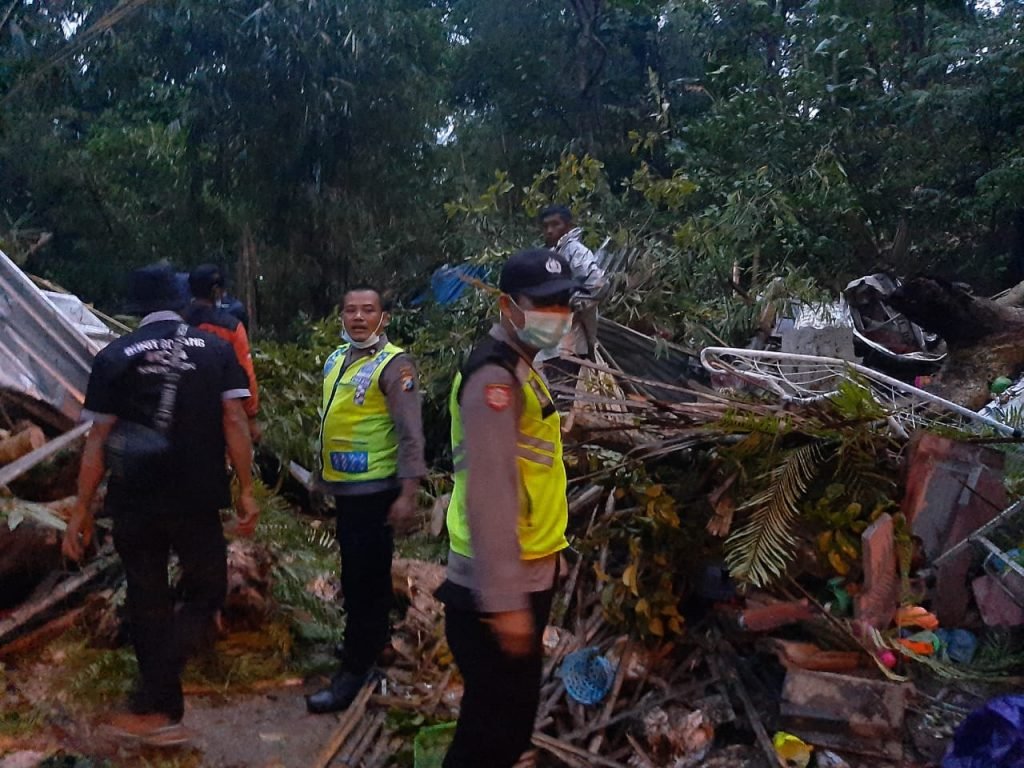 Wisata Pertirtaan Jolotundo Diterjang Hujan Dan Angin Kencang Tewaskan Dua Orang