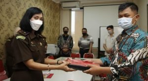 Dua Tersangka Faktur Fiktif Diserahkan Ke Kejari Surabaya